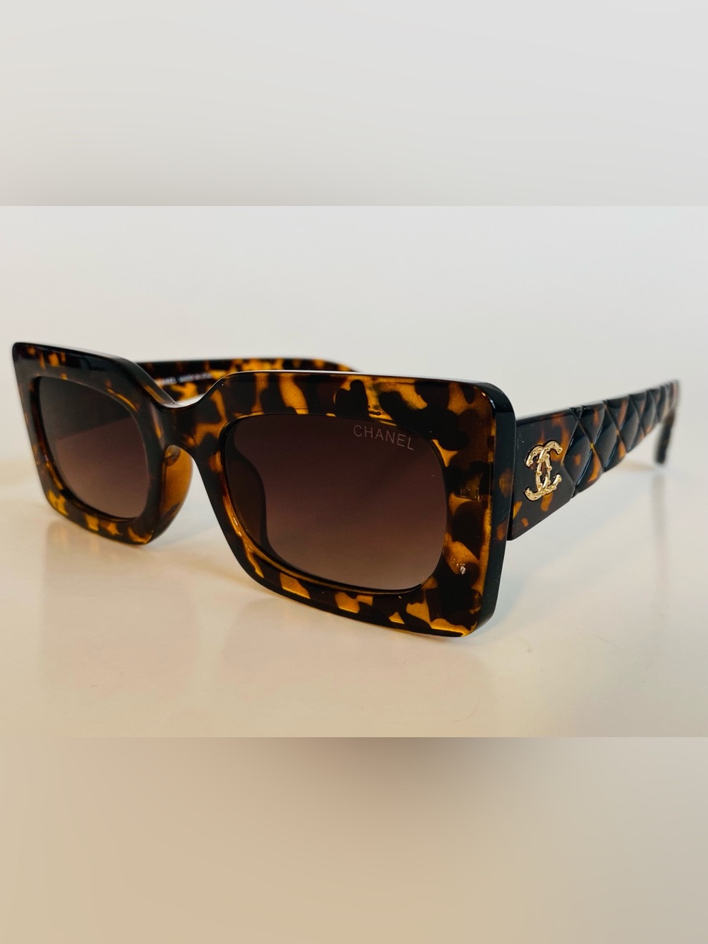 Tortoiseshell Square Frame Sunglasses with Brown Gradient Lenses
